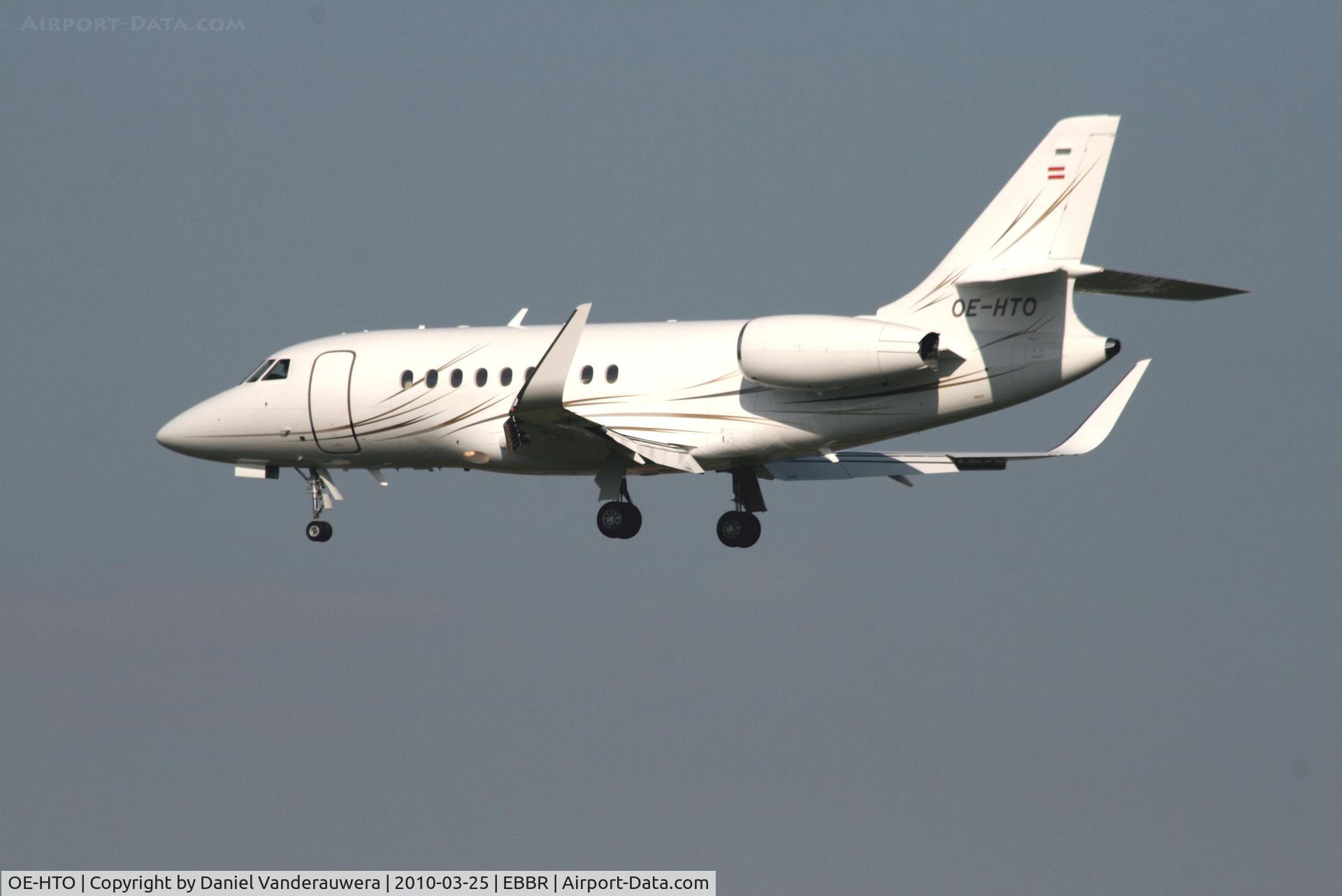 OE-HTO, 2009 Dassault Falcon 2000EX C/N 199, Descending to RWY 25L