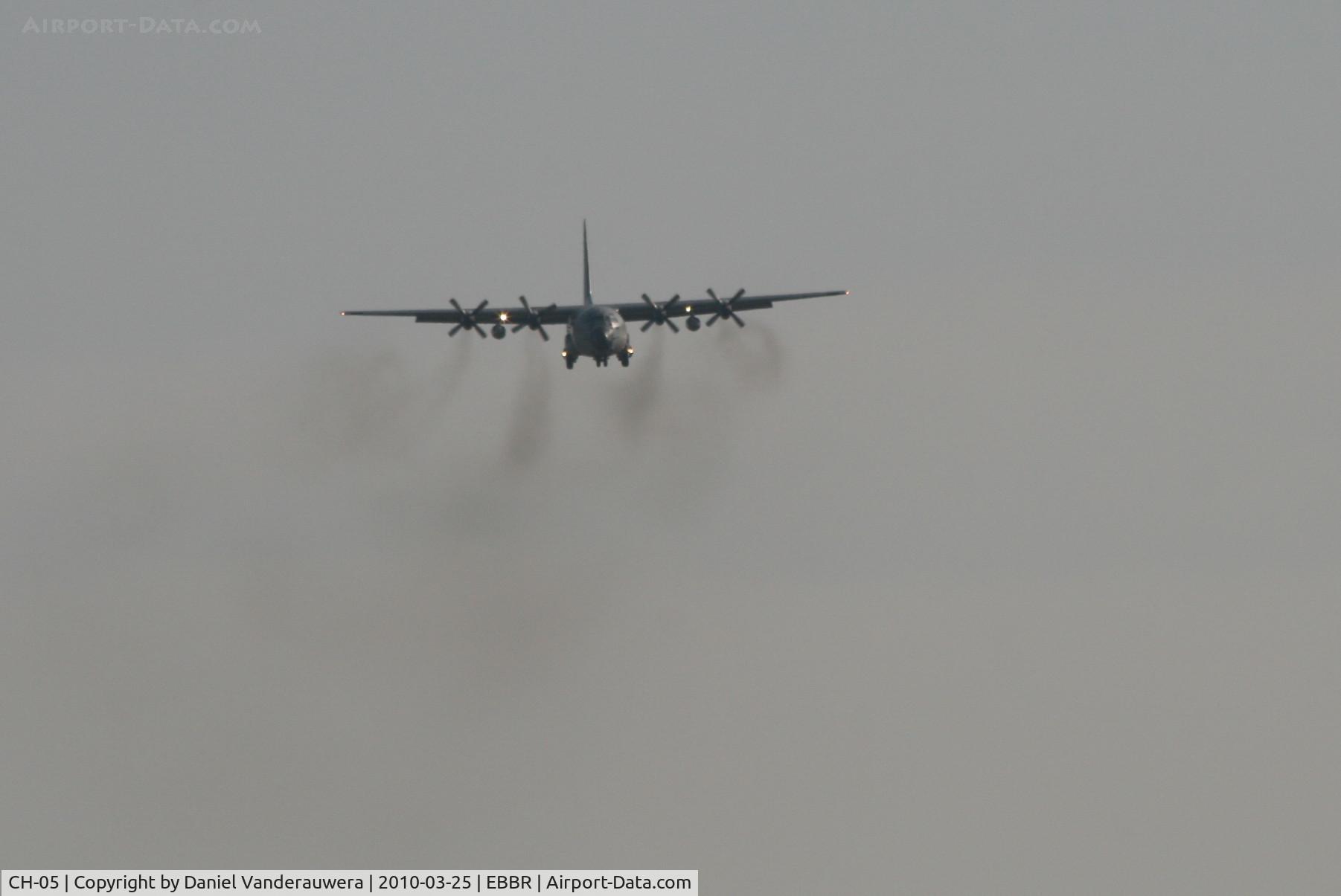 CH-05, 1972 Lockheed C-130H Hercules C/N 382-4470, Arrival of a smokey fellow