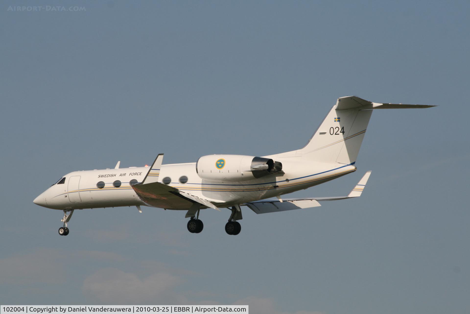 102004, Gulfstream Aerospace Tp102C (Gulfstream IV) C/N 1274, Descending to RWY 25L