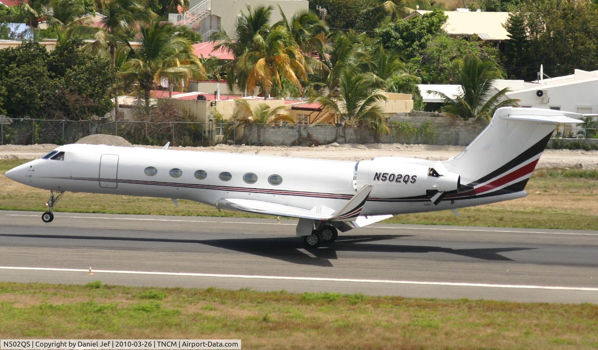 N502QS, 2000 Gulfstream Aerospace G-V C/N 601, N502QS landing at TNCM runway 10