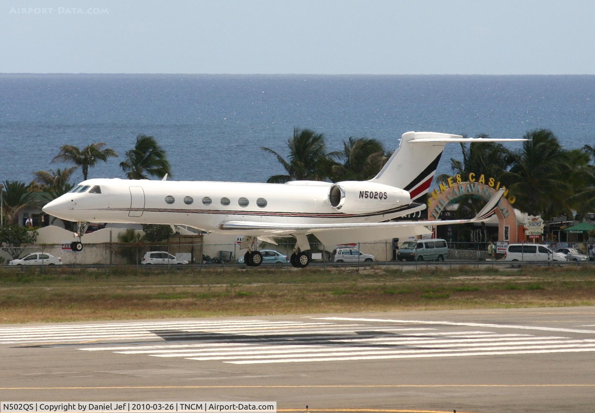 N502QS, 2000 Gulfstream Aerospace G-V C/N 601, N502QS over the lines at the tresh hold runway 10 at TNCM