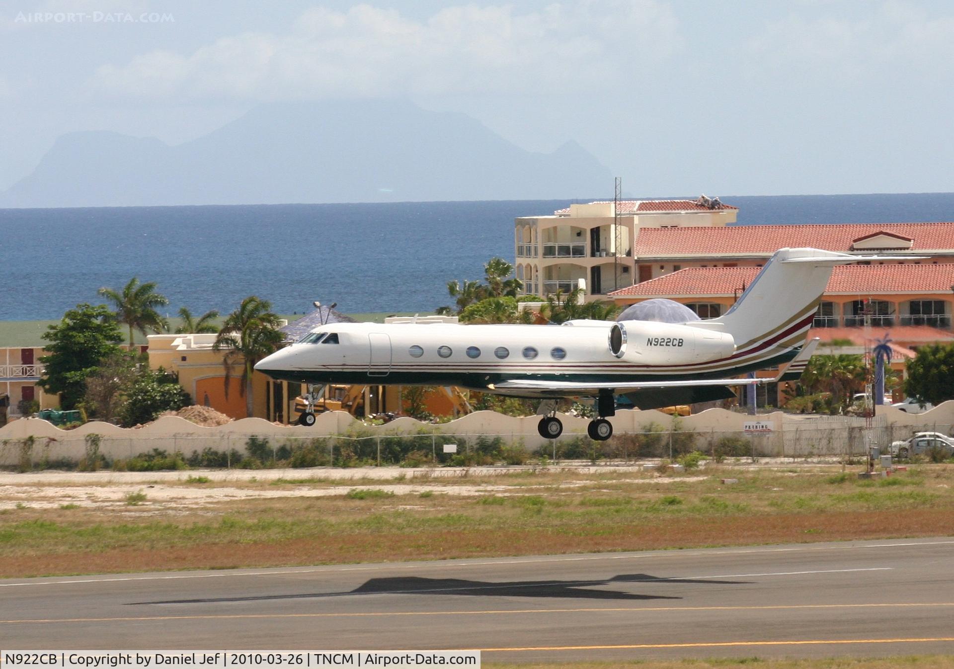 N922CB, Gulfstream Aerospace GIV-X (G450) C/N 4169, N922CB over the tresh hold at TNCM runway 10