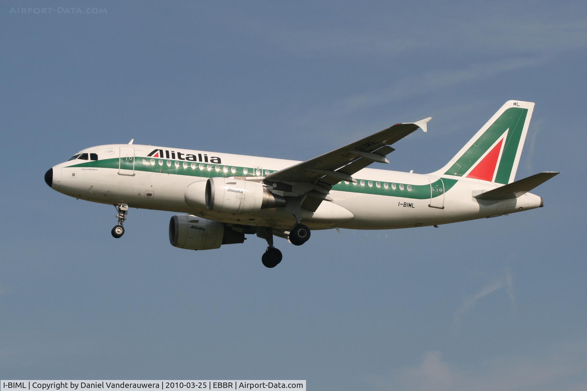 I-BIML, 2004 Airbus A319-112 C/N 2127, Arrival of flight XM5984 to RWY 25L