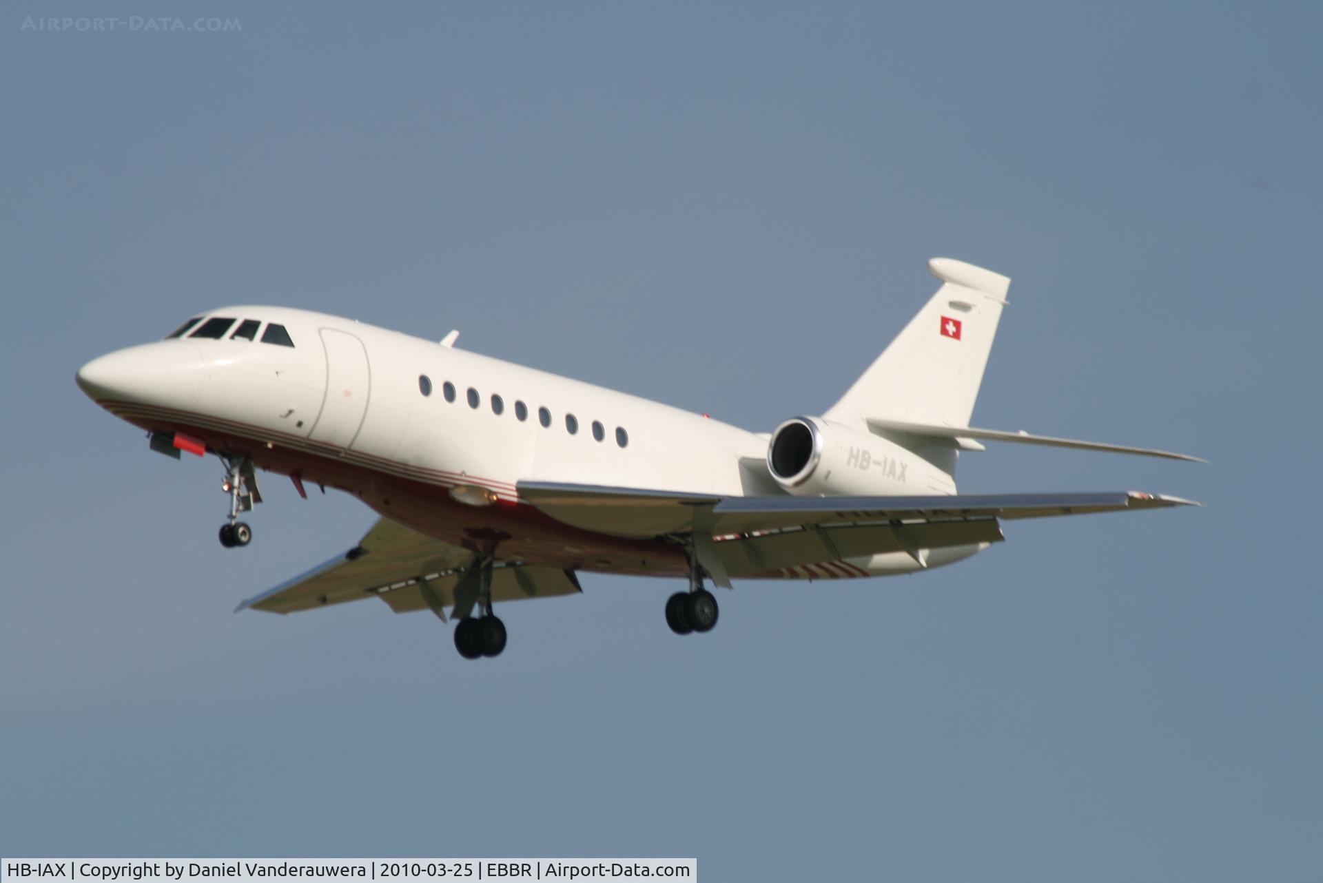 HB-IAX, 1996 Dassault Falcon 2000 C/N 33, Arrival to RWY 25L