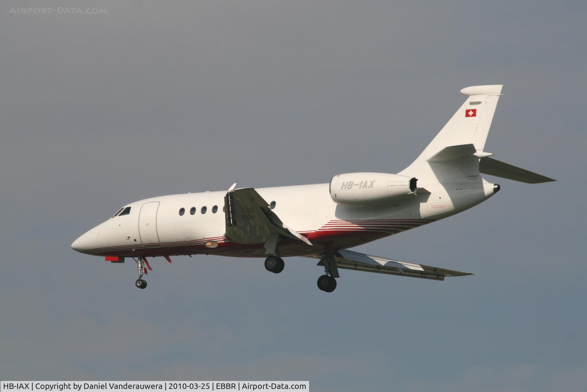 HB-IAX, 1996 Dassault Falcon 2000 C/N 33, Descending to RWY 25L
