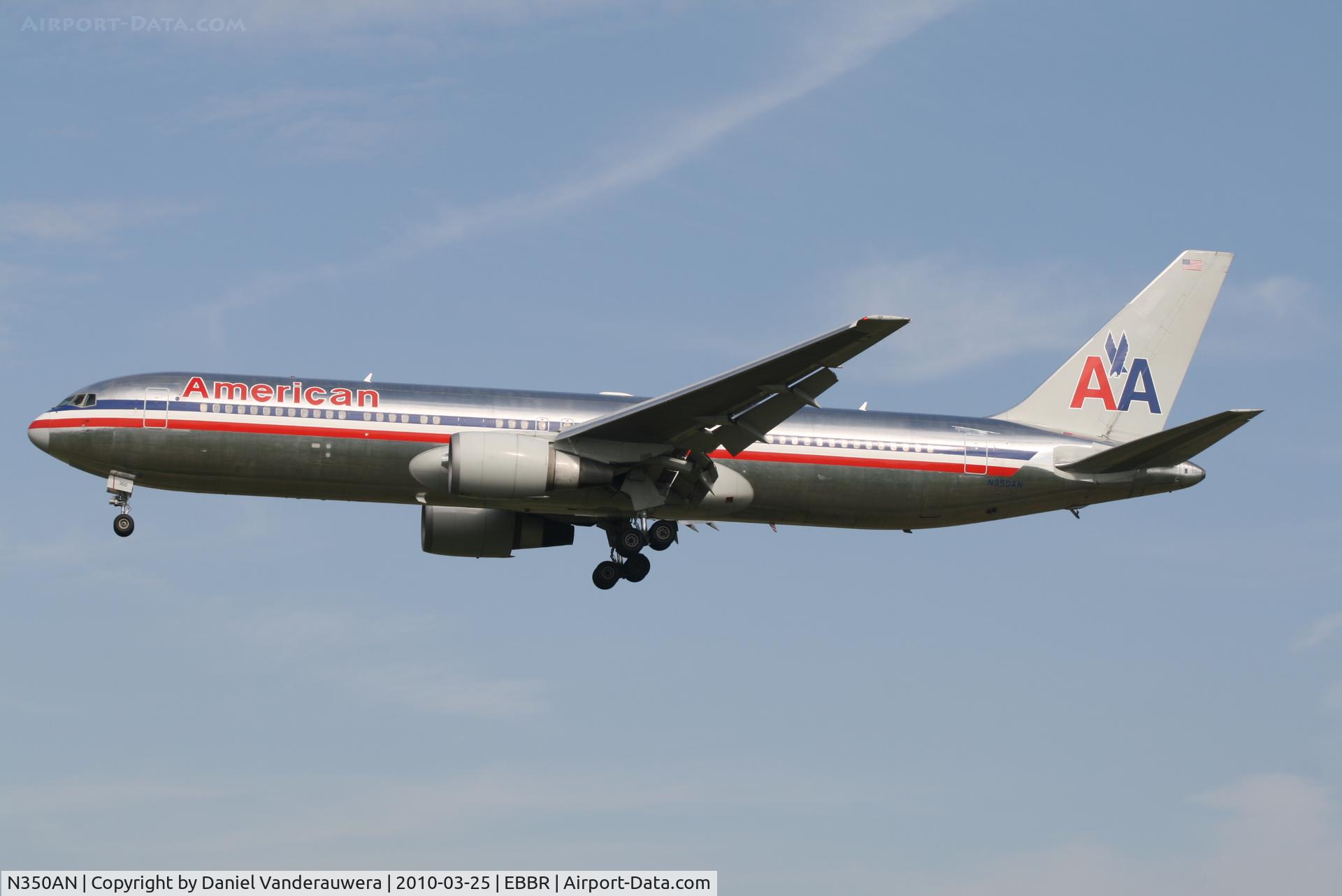 N350AN, 2003 Boeing 767-323/ER C/N 33089, Arrival of flight AA108 to RWY 25L