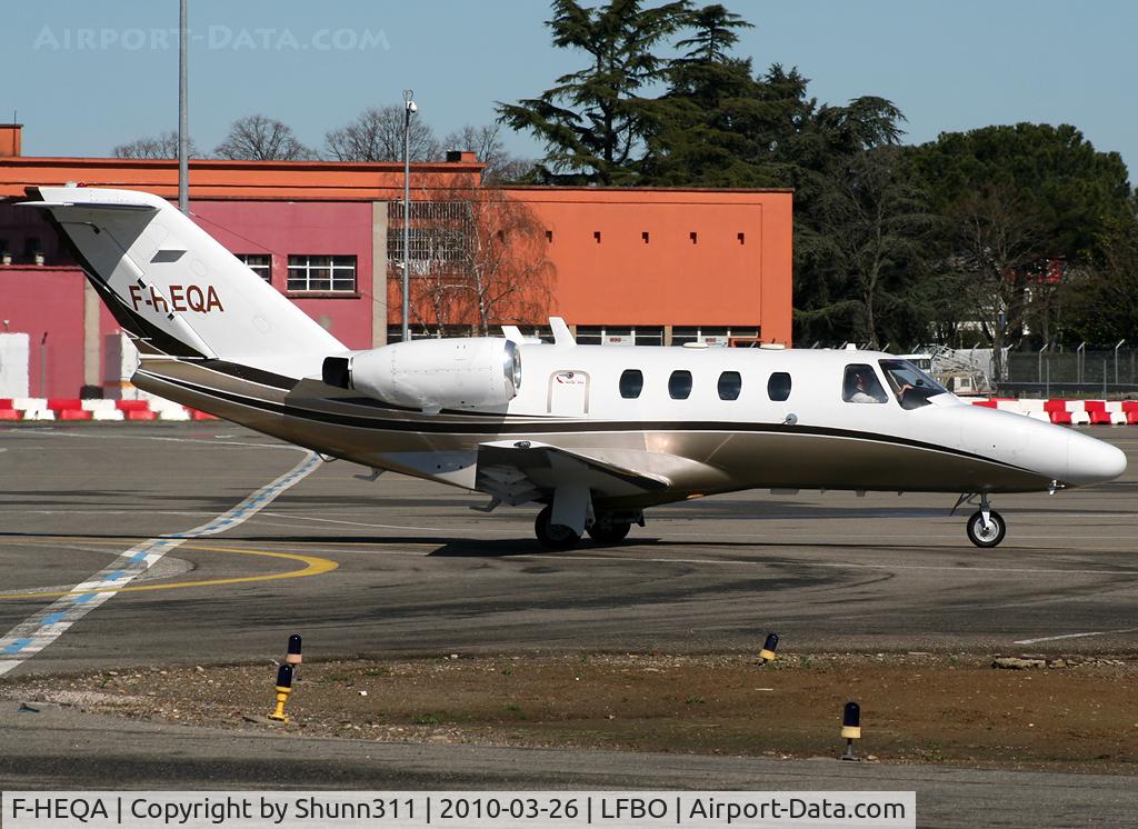 F-HEQA, 1993 Cessna 525 CitationJet CJ1+ C/N 525-0024, Taxiing on his parking...