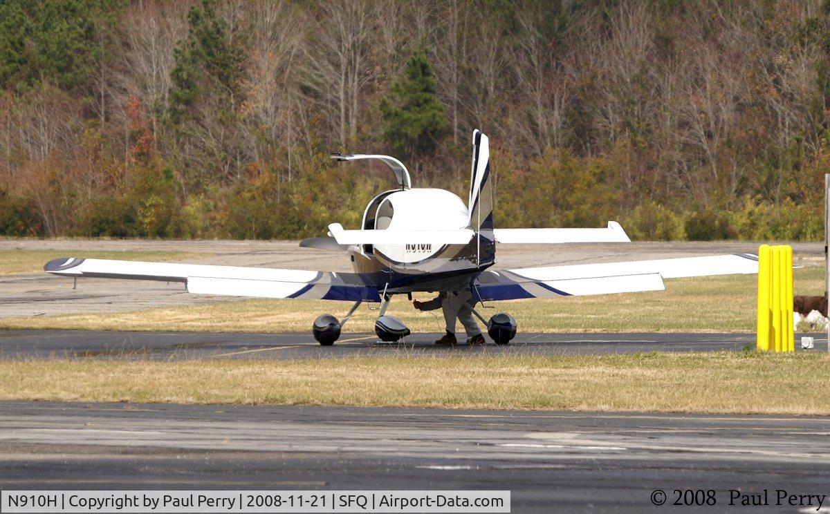 N910H, Vans RV-10 C/N 40687, Time for some fuel during a pit-stop