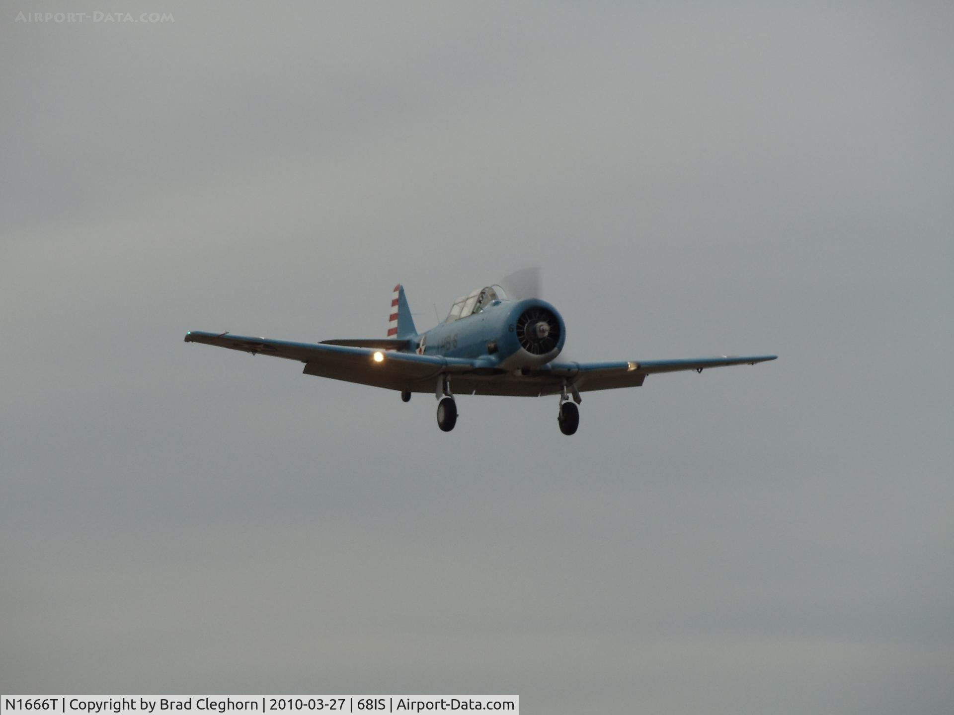 N1666T, North American SNJ-5B Texan C/N 43725, Short final Rwy 09