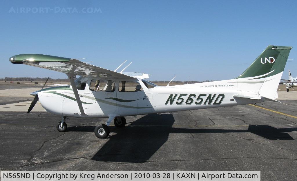 N565ND, 2008 Cessna 172S C/N 172S10797, Cessna 172S Skyhawk from the University of North Dakota.