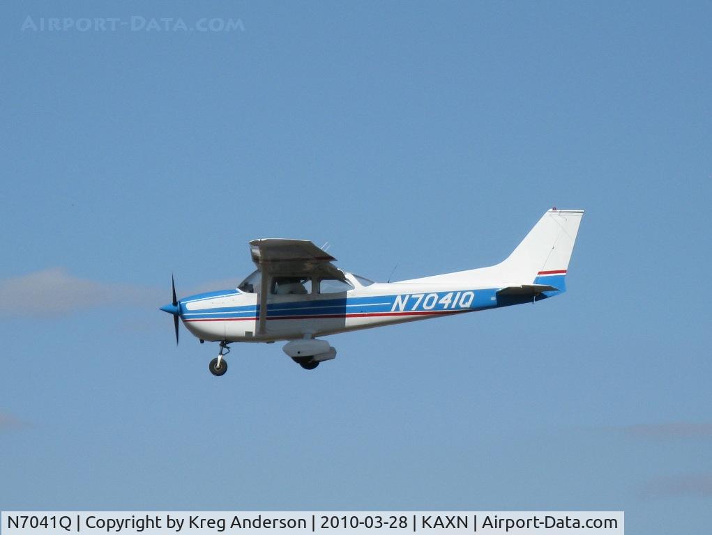 N7041Q, 1971 Cessna 172L C/N 17260341, Local Cessna 172L Skyhawk landing on runway 31.
