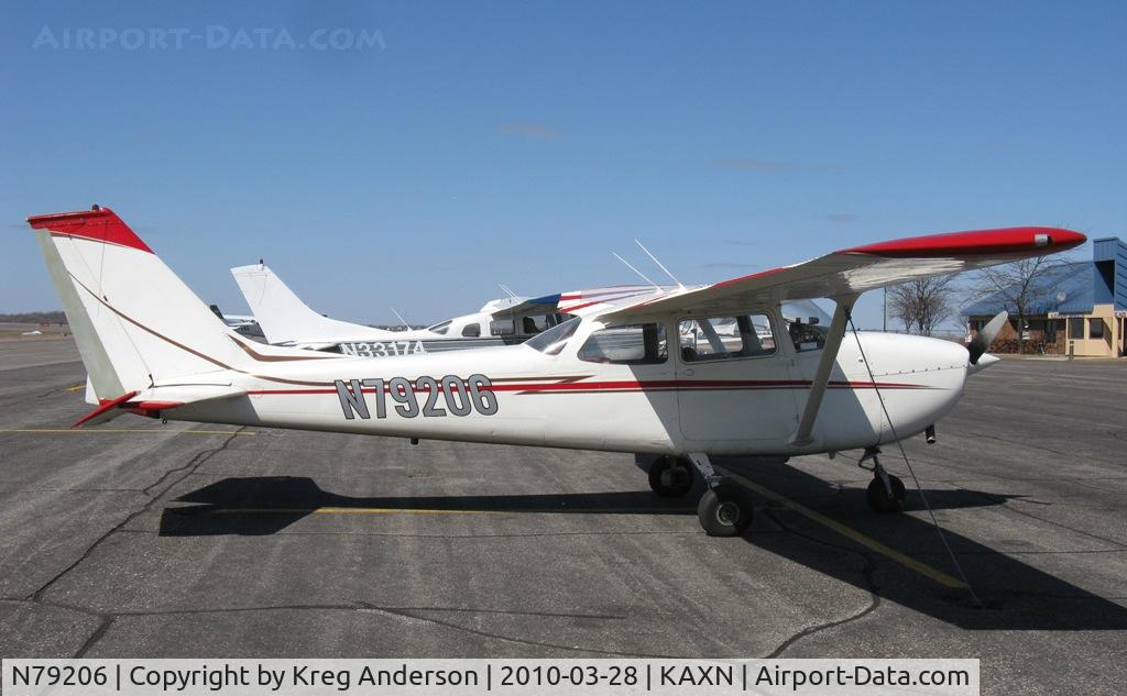 N79206, 1969 Cessna 172K Skyhawk C/N 17257960, Cessna 172K Skyhawk on the ramp.
