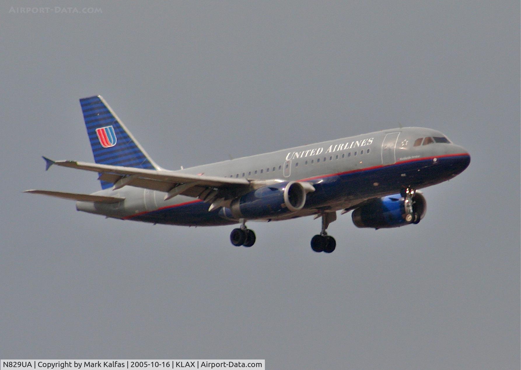N829UA, 2000 Airbus A319-131 C/N 1211, United Airlines Airbus A319-131 N829UA, 7R approach KLAX.