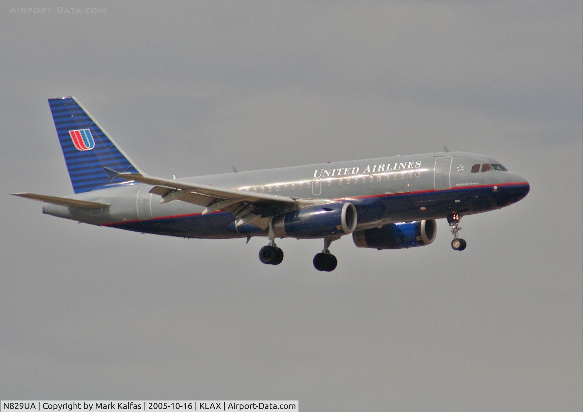 N829UA, 2000 Airbus A319-131 C/N 1211, United Airlines Airbus A319-131 N829UA, 7R approach KLAX.