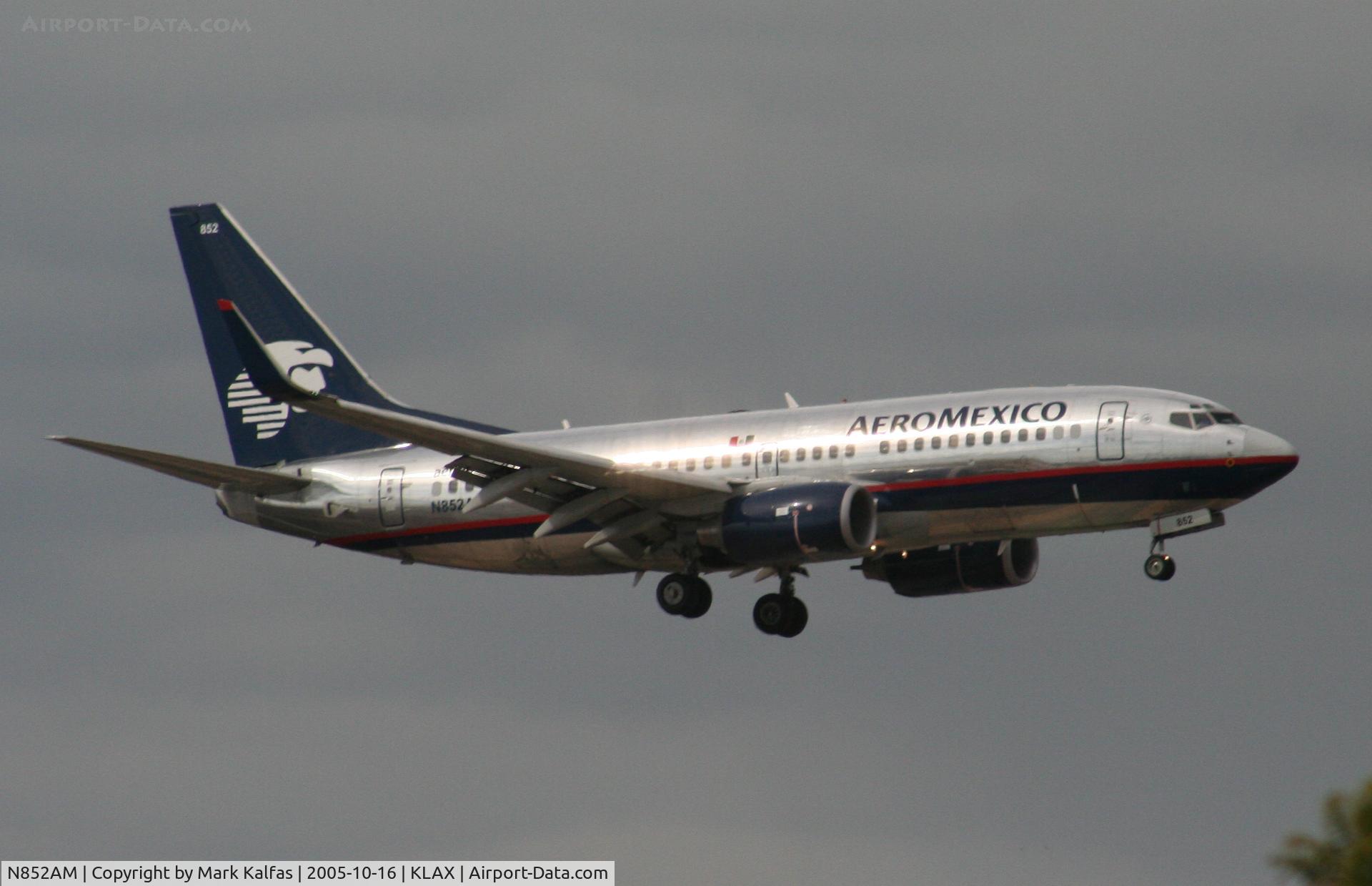 N852AM, 2004 Boeing 737-752 C/N 33787, Aero Mexico Boeing 737-700 N852AM 7R approach KLAX.