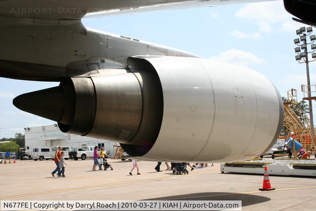 N677FE, 1998 Airbus A300F4-605R C/N 791, The engine cowl with humans behind it.