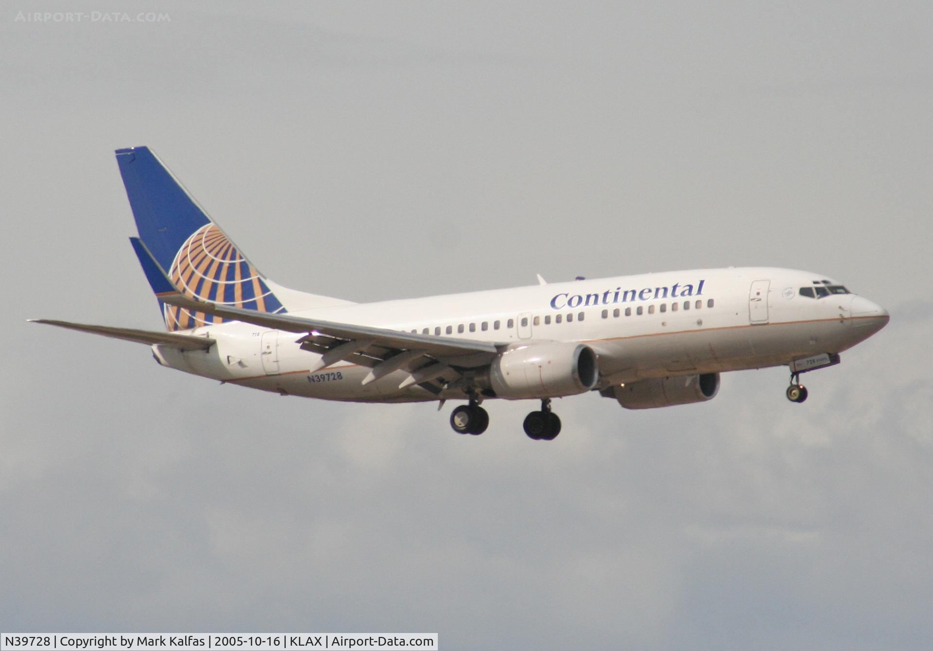 N39728, 1999 Boeing 737-724 C/N 28944, Continental Airlines Boeing 737-724 N39728, 7R approach KLAX.