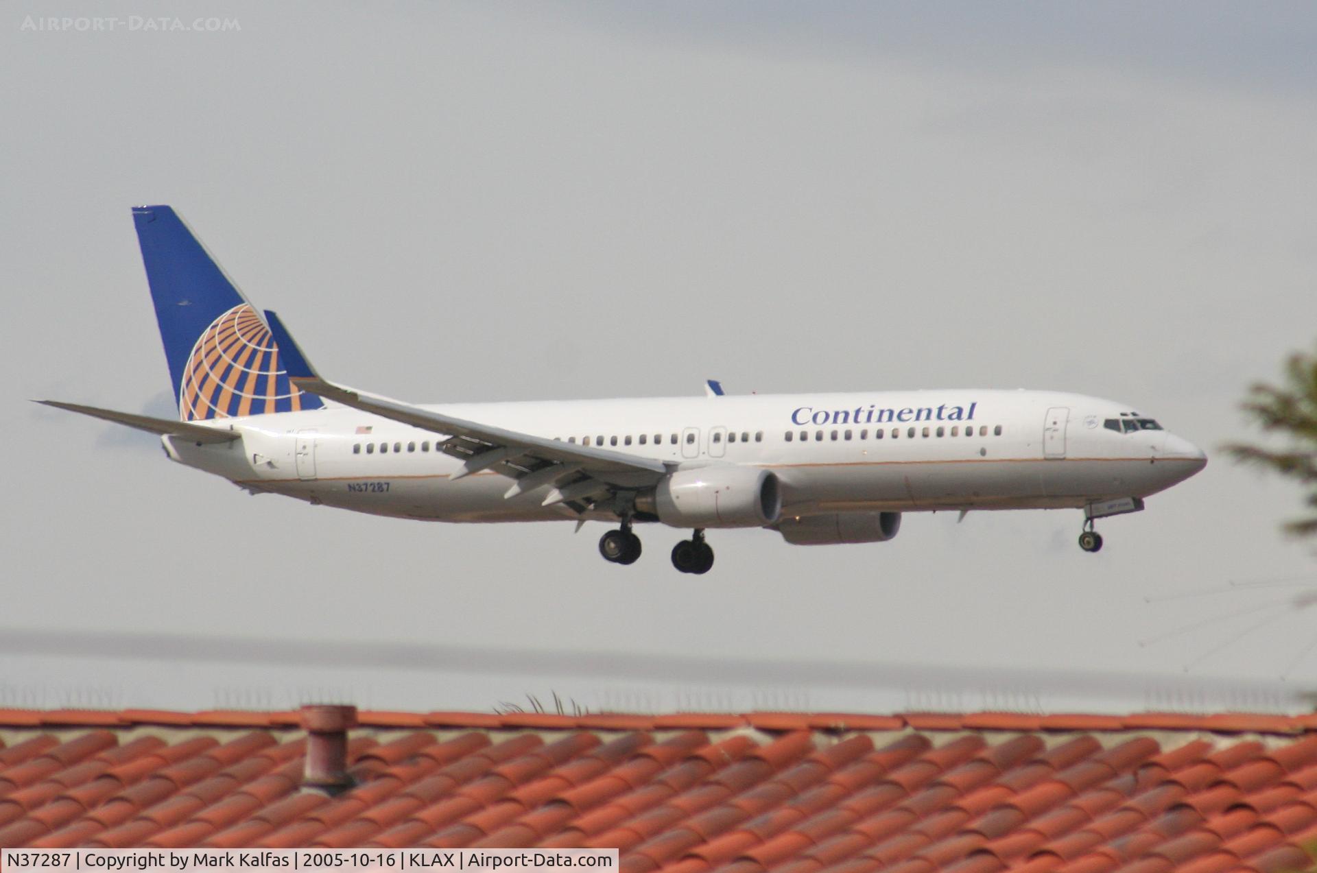 N37287, 2004 Boeing 737-824 C/N 31636, Continental Airlines Boeing 737-824 N37287, 7R approach KLAX.