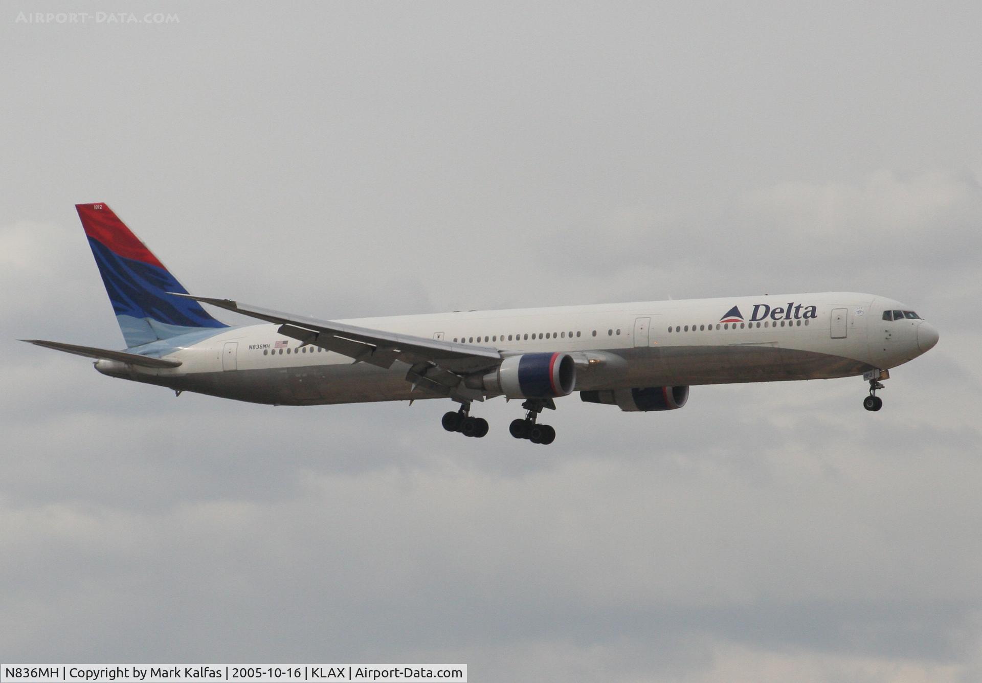 N836MH, 2000 Boeing 767-432/ER C/N 29709, Continental Airlines Boeing 767-342 ER N836MH, 7R approach KLAX.