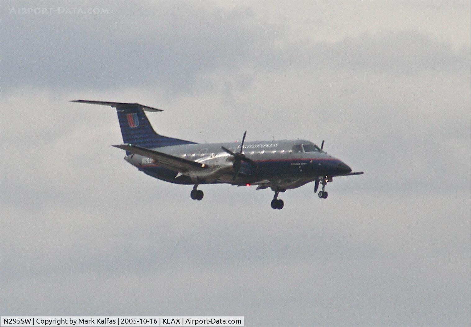 N295SW, 1996 Embraer EMB-120ER Brasilia C/N 120.322, SkyWest Embraer EMB-120ER N295SW, 7R approach KLAX.