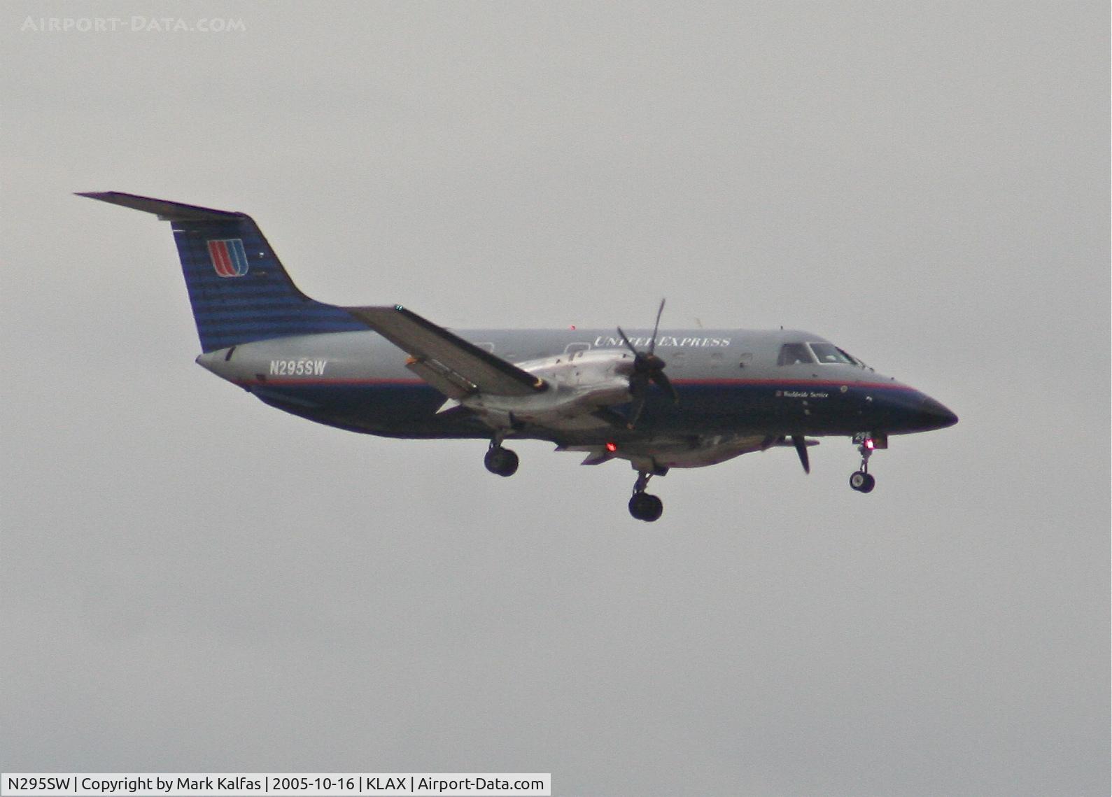 N295SW, 1996 Embraer EMB-120ER Brasilia C/N 120.322, SkyWest Embraer EMB-120ER N295SW, 7R approach KLAX.