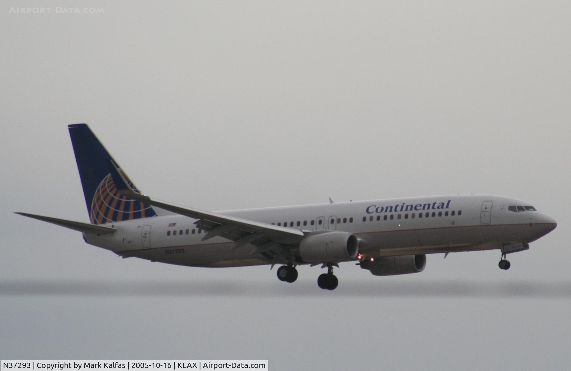 N37293, 2005 Boeing 737-824 C/N 33453, Continental Airlines Boeing 737-824 N37293, 7R approach KLAX.