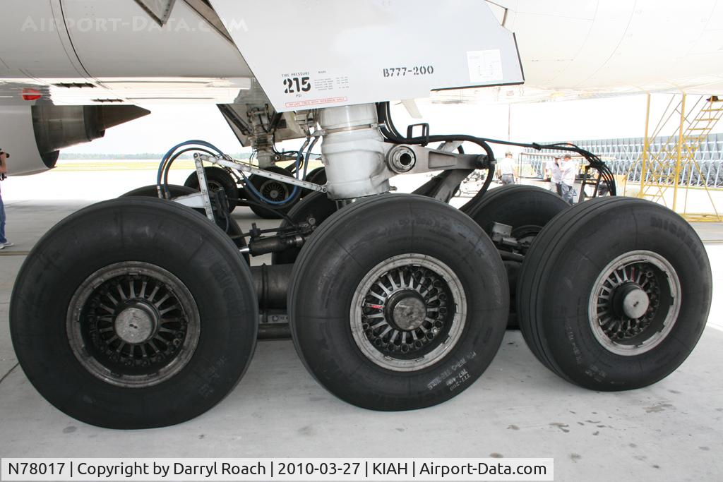 N78017, 2002 Boeing 777-224 (ER) C/N 31679, Giant gear of the B772.