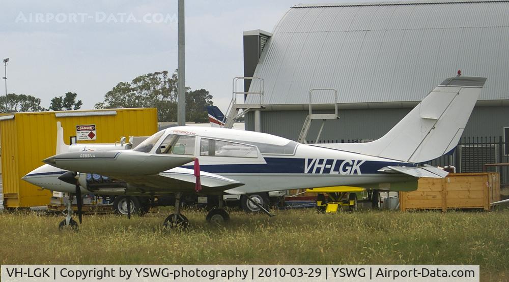 VH-LGK, Cessna 310R C/N 310R0890, VH-LGK Cessna 310R at YSWG.