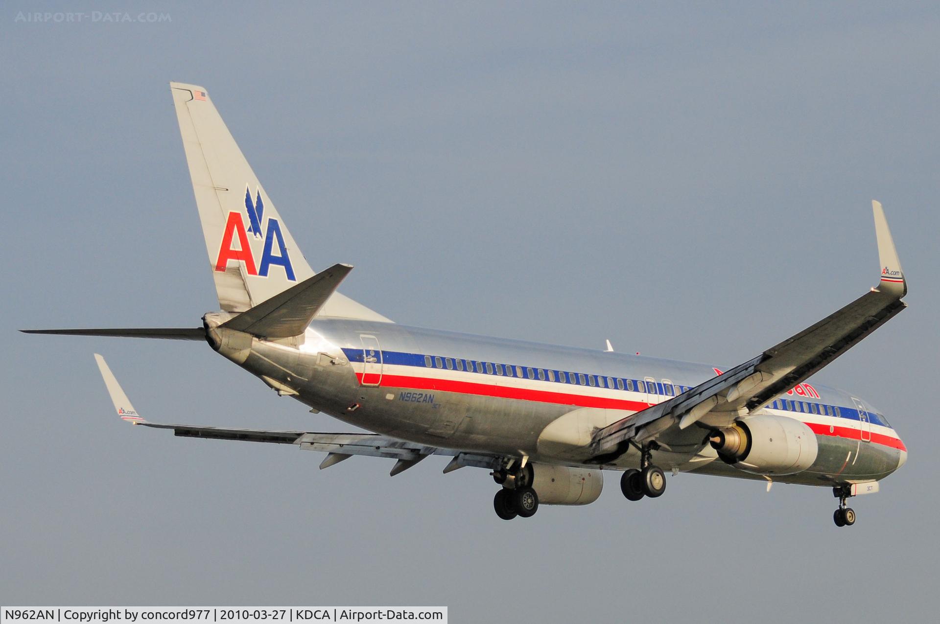 N962AN, 2001 Boeing 737-823 C/N 30858, Seen at KDCA on 3/27/2010
