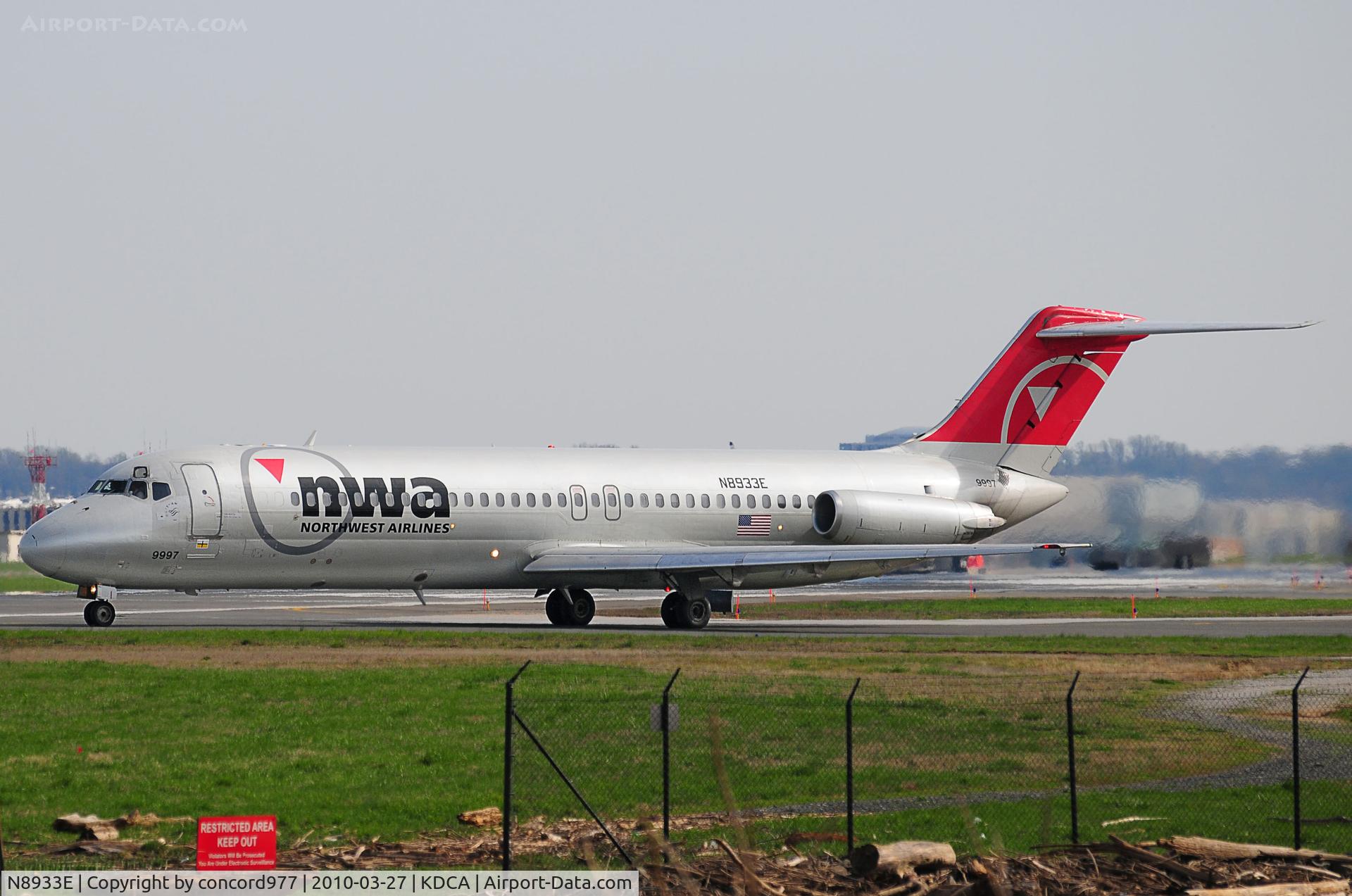 N8933E, 1967 Douglas DC-9-31 C/N 47142, Seen at KDCA on 3/27/2010