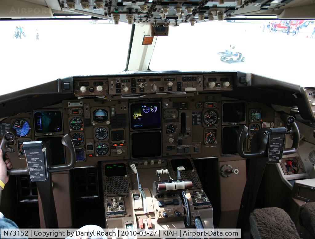 N73152, 2000 Boeing 767-224ER C/N 30431, B762 cockpit.