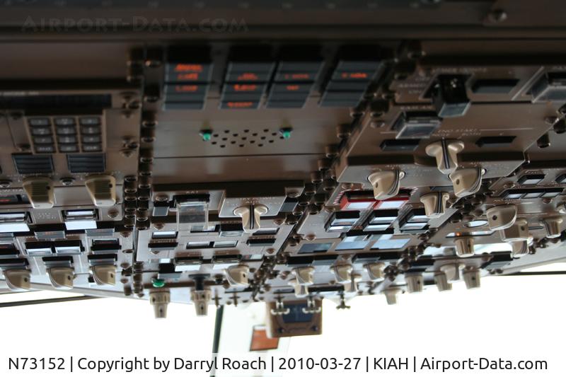 N73152, 2000 Boeing 767-224ER C/N 30431, Overhead panel, B762.
