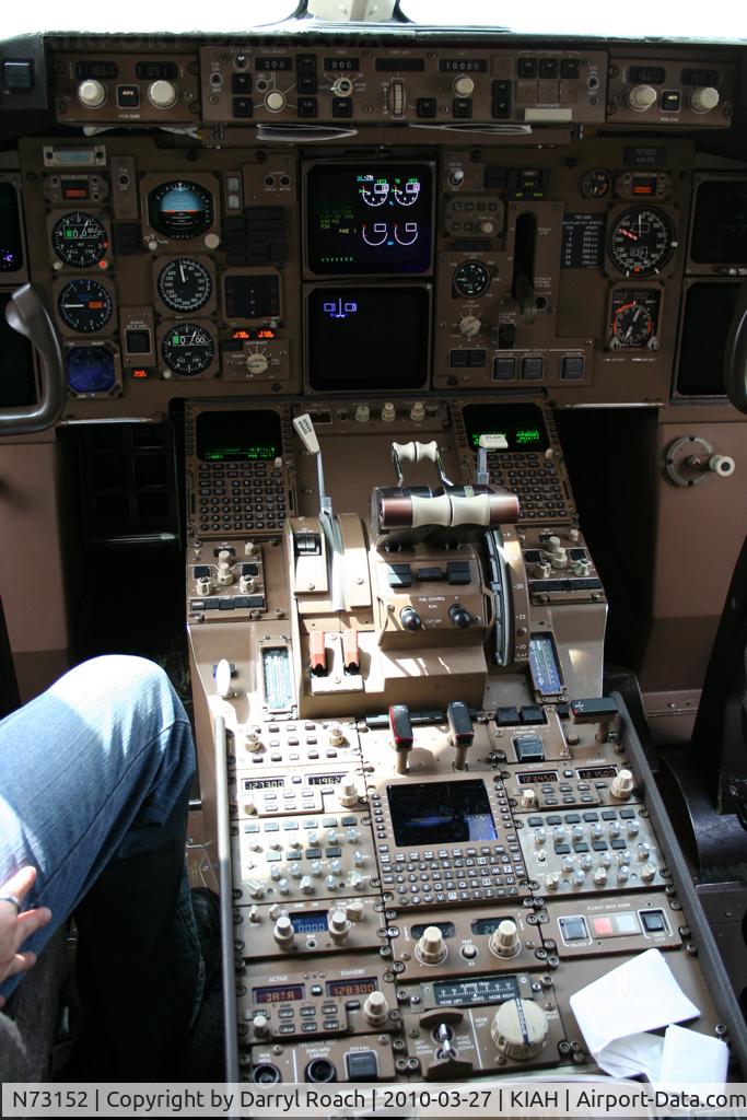N73152, 2000 Boeing 767-224ER C/N 30431, Throttles and FMS, B762.