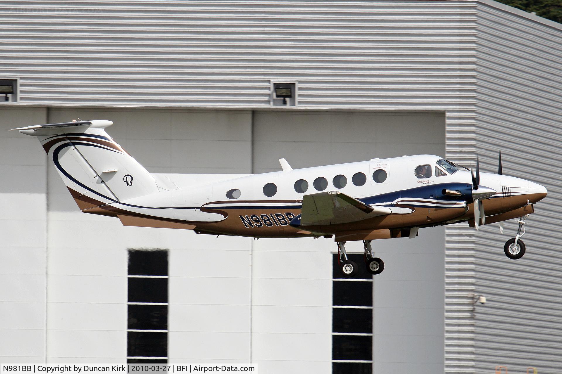 N981BB, 2006 Raytheon B200 King Air C/N BB-1960, Undercarriage up!
