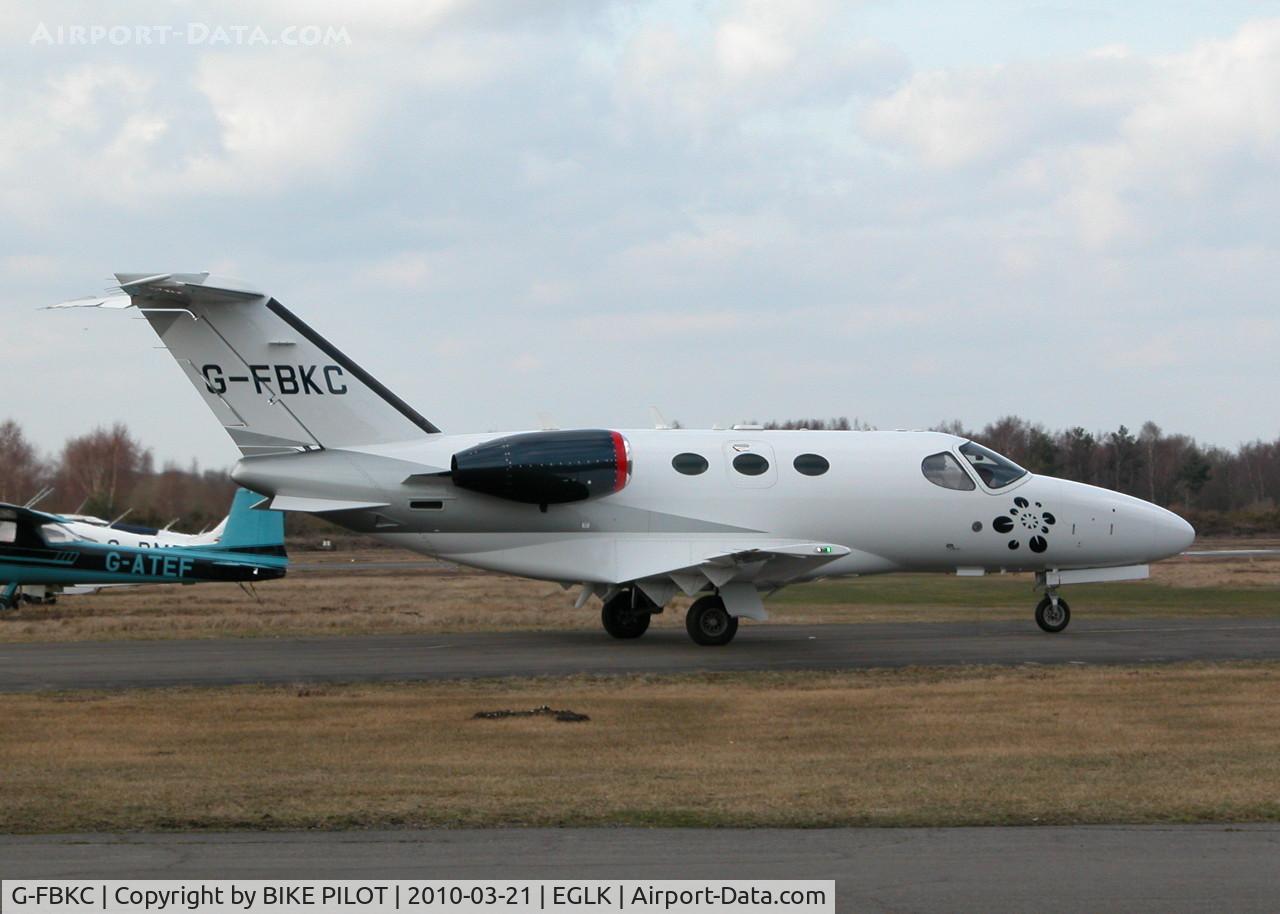 G-FBKC, 2008 Cessna 510 Citation Mustang Citation Mustang C/N 510-0127, BLINK MUSTANG TAXYING PAST THE CAFE
