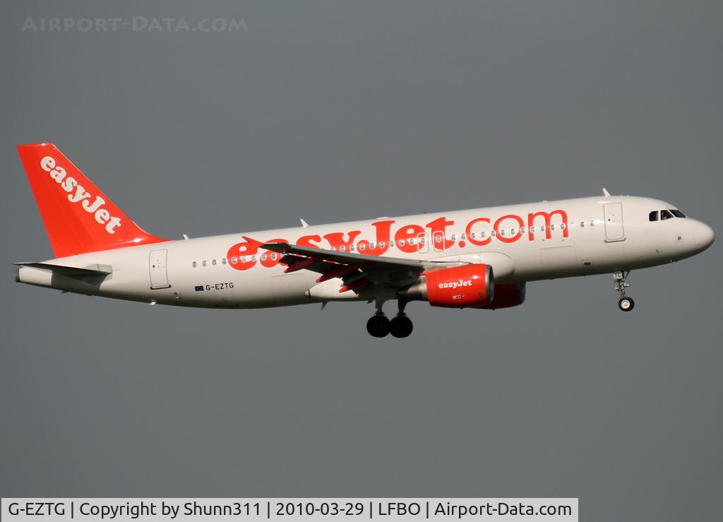 G-EZTG, 2009 Airbus A320-214 C/N 3946, Landing rwy 14L