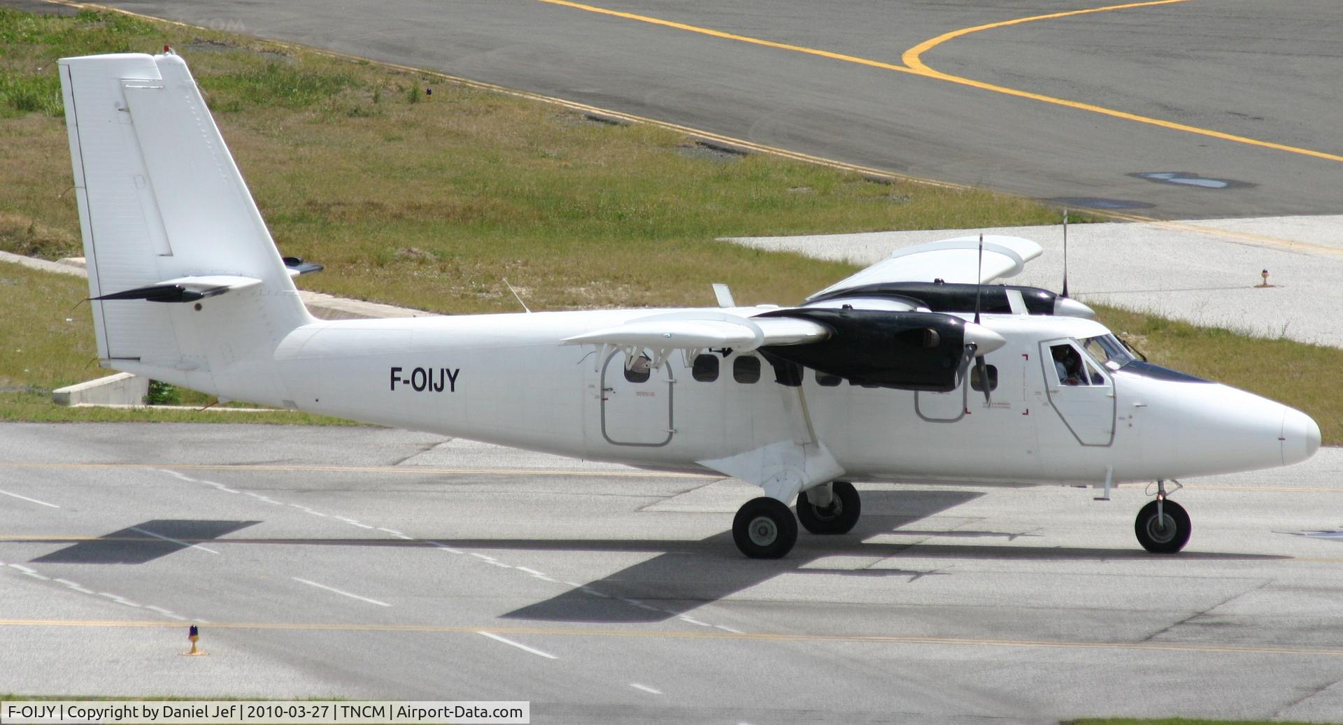 F-OIJY, 1982 De Havilland Canada DHC-6-300 Twin Otter C/N 797, F-OIJY taxing to the holding point alpha