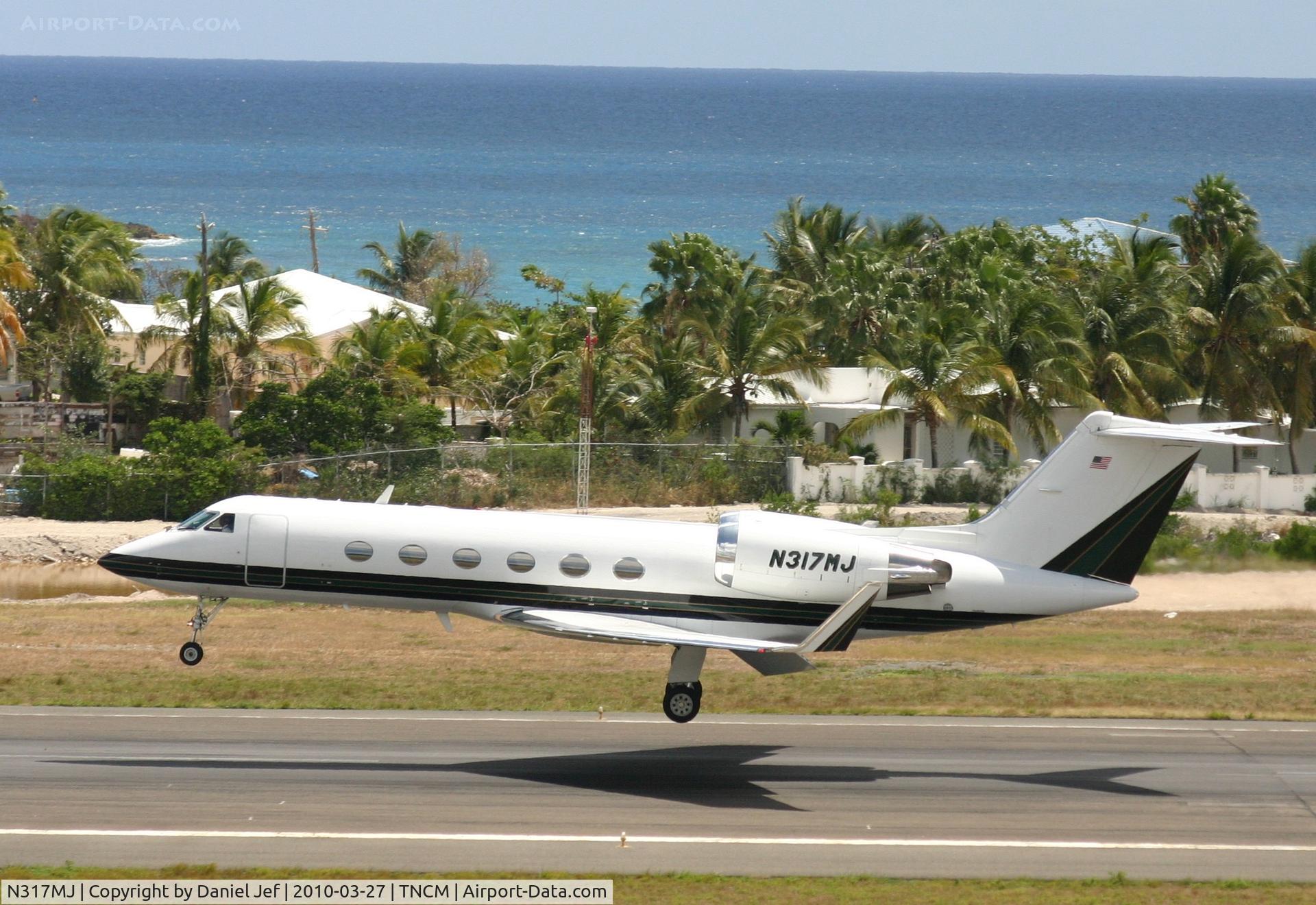N317MJ, 1989 Gulfstream Aerospace G-IV C/N 1122, n317MJ landing at TNCM