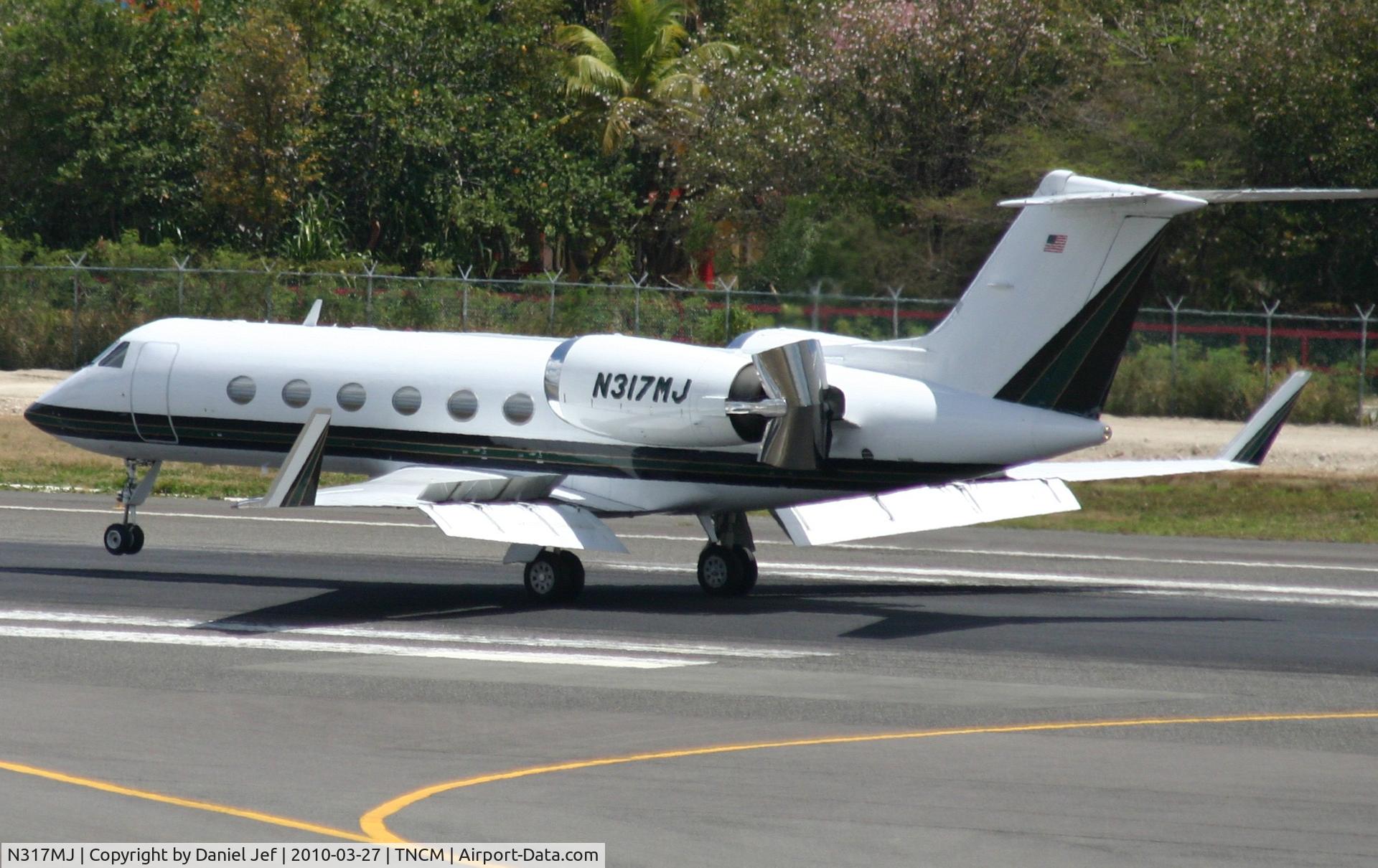 N317MJ, 1989 Gulfstream Aerospace G-IV C/N 1122, N317MJ on the ground at TNCM