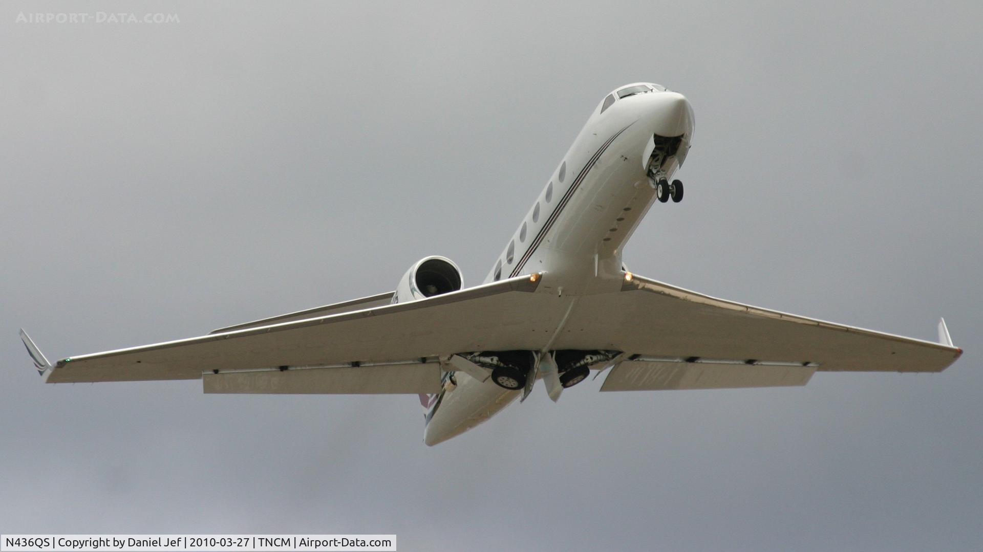 N436QS, 2001 Gulfstream Aerospace G-IV C/N 1436, N436QS departing TNCM