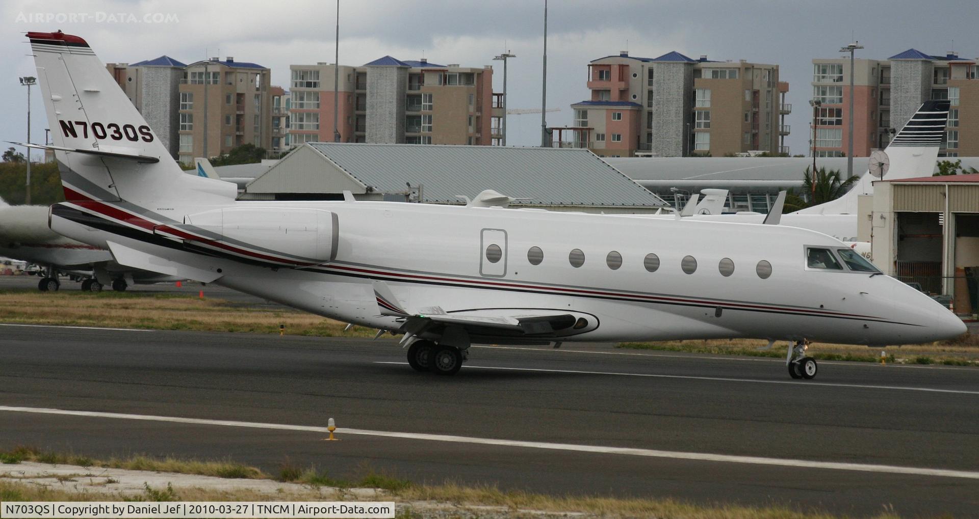 N703QS, 2002 Israel Aircraft Industries Gulfstream 200 C/N 060, N703QS back tracking the active for parking
