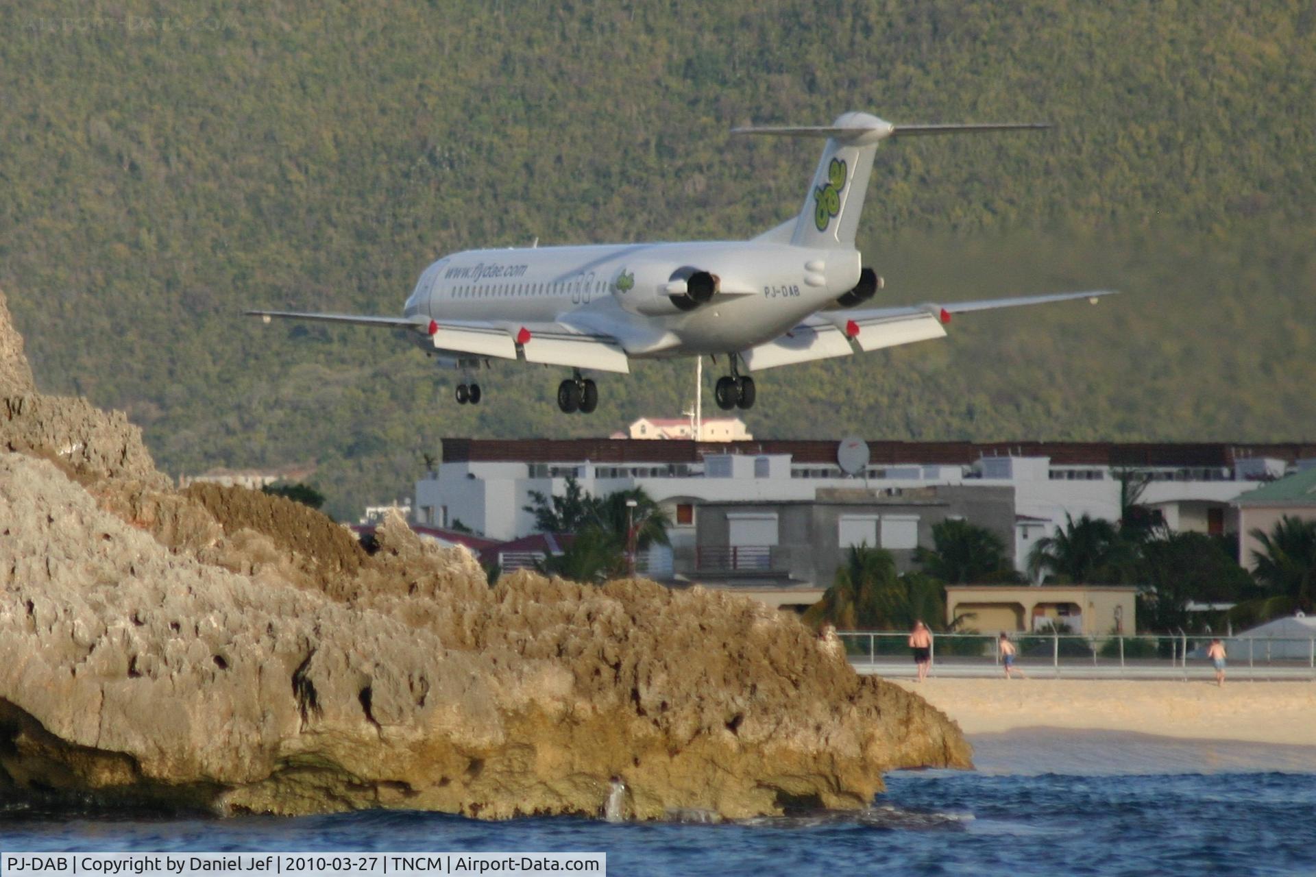 PJ-DAB, 1991 Fokker 100 (F-28-0100) C/N 11331, PJ-DAB over the tresh hold at TNCM runway 10