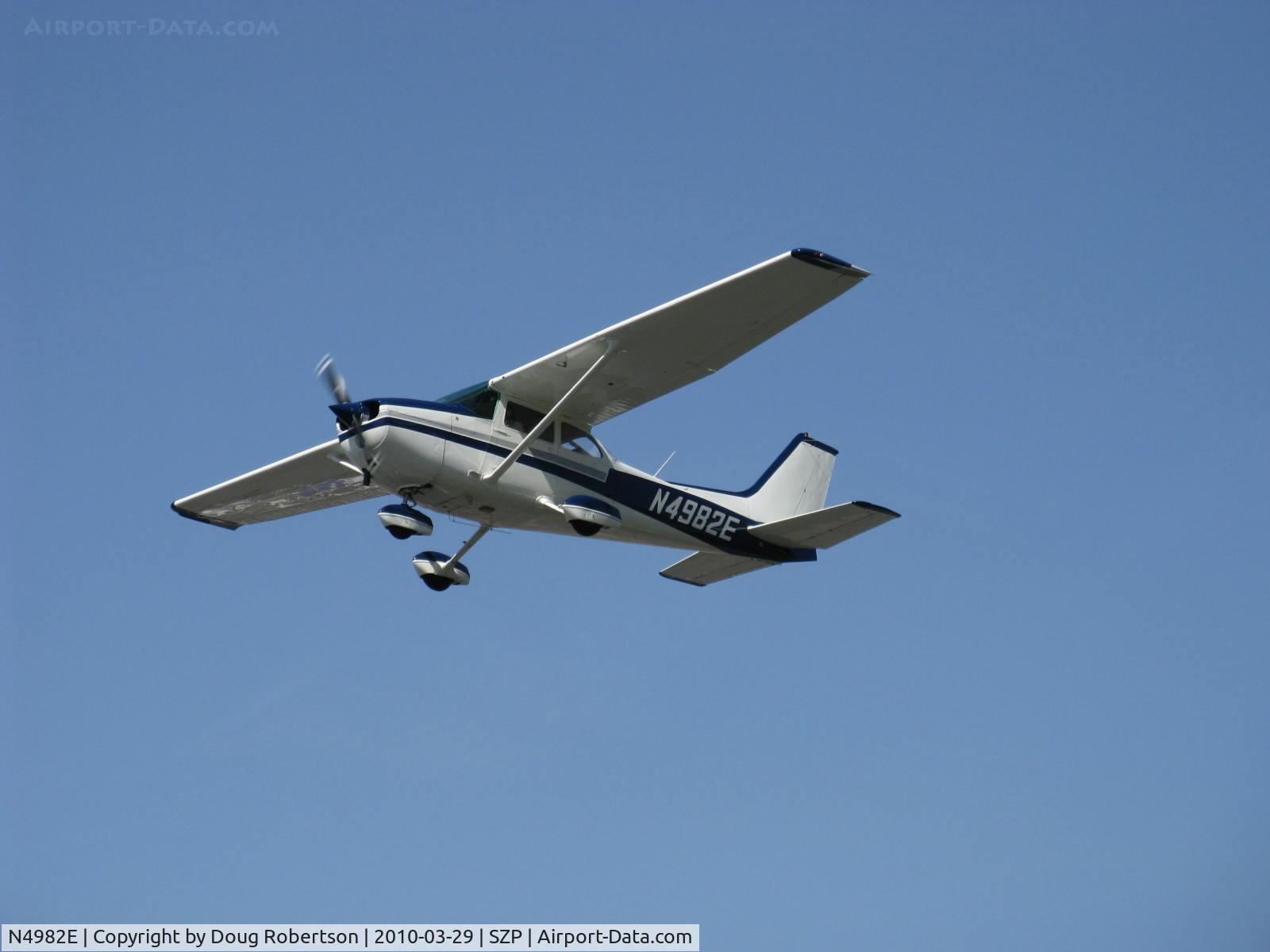 N4982E, 1978 Cessna 172N C/N 17271686, 1978 Cessna 172N, Lycoming O-320-H2AD 160 Hp, takeoff climb Rwy 22