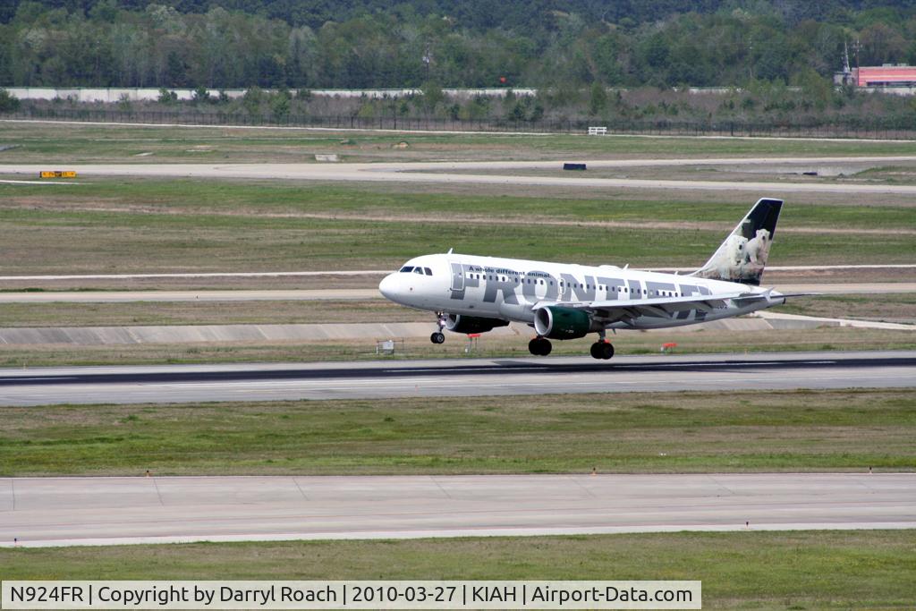 N924FR, 2003 Airbus A319-111 C/N 2030, The polar bear cubs FFT A319 touches down on 26L.