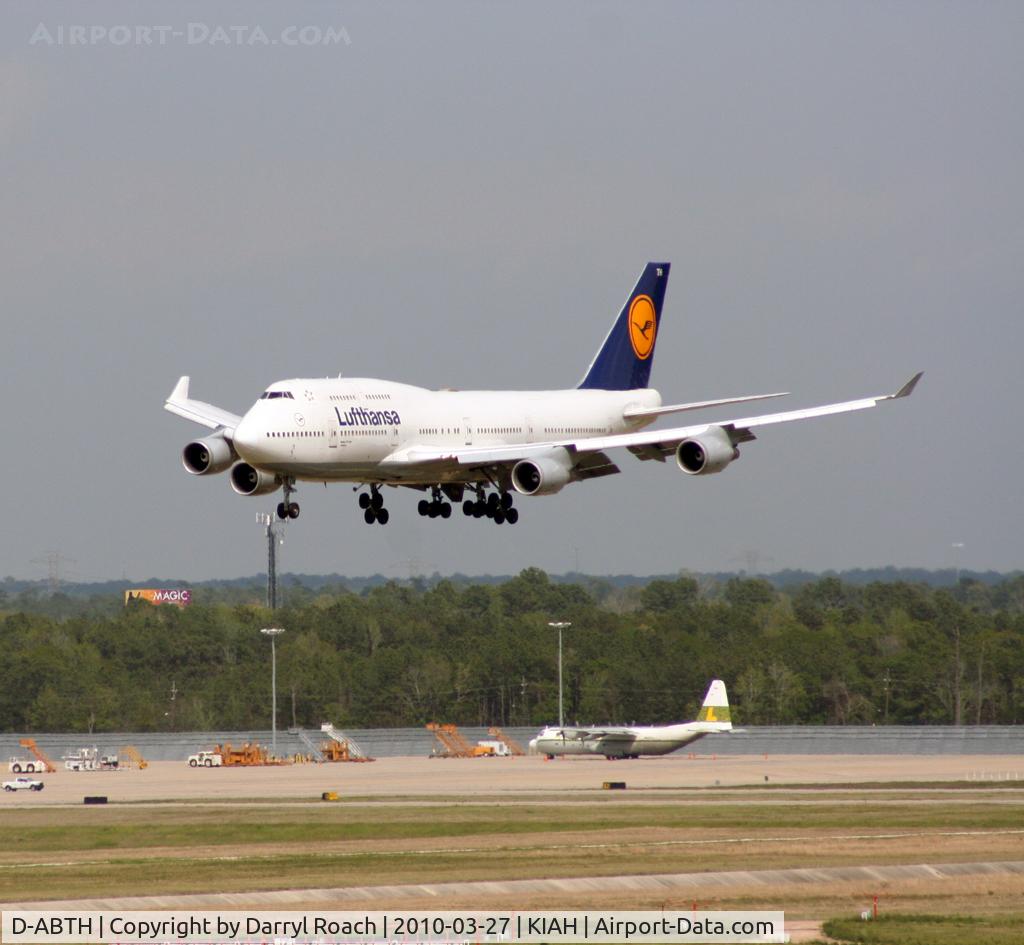 D-ABTH, 1991 Boeing 747-430M C/N 25047, DLH B744 floats in over 26L, not far behind a BAW arrival.