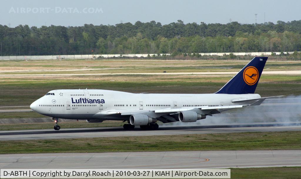 D-ABTH, 1991 Boeing 747-430M C/N 25047, DLH B744 smokes em on 26L.
