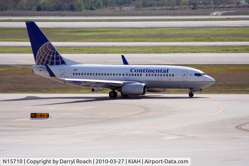 N15710, 1998 Boeing 737-724 C/N 28780, B737 taxis for departure.