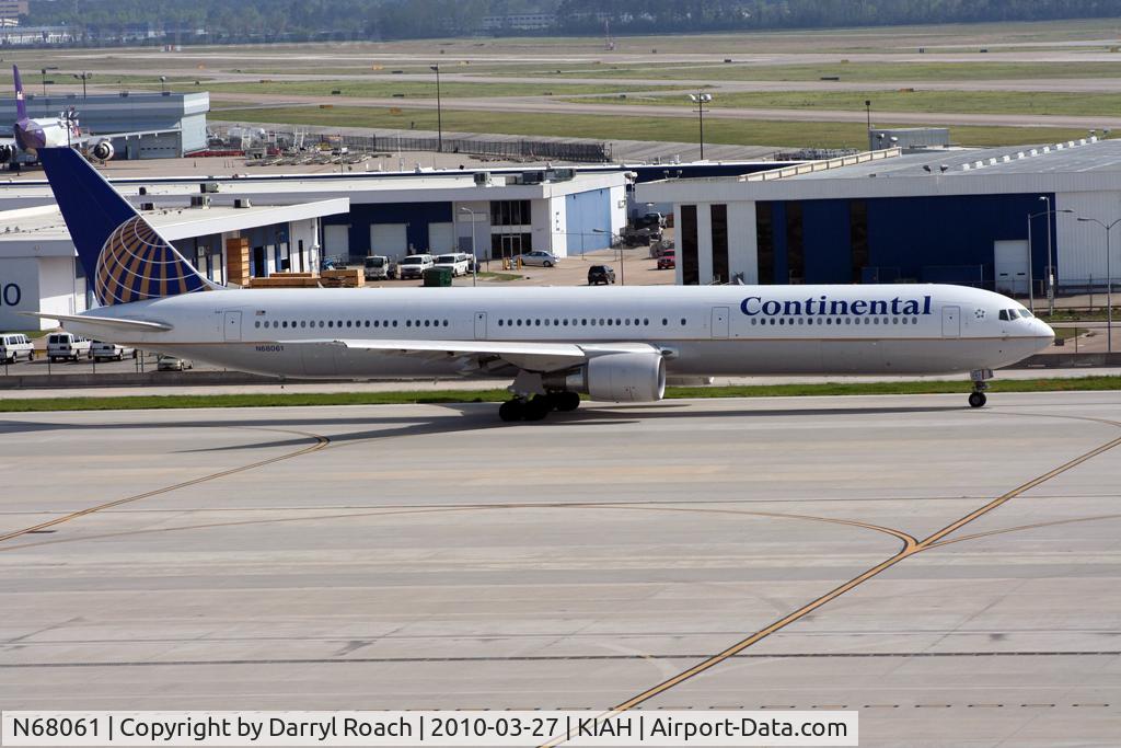 N68061, 2002 Boeing 767-424/ER C/N 29456, Giant B764 taxis for departure.
