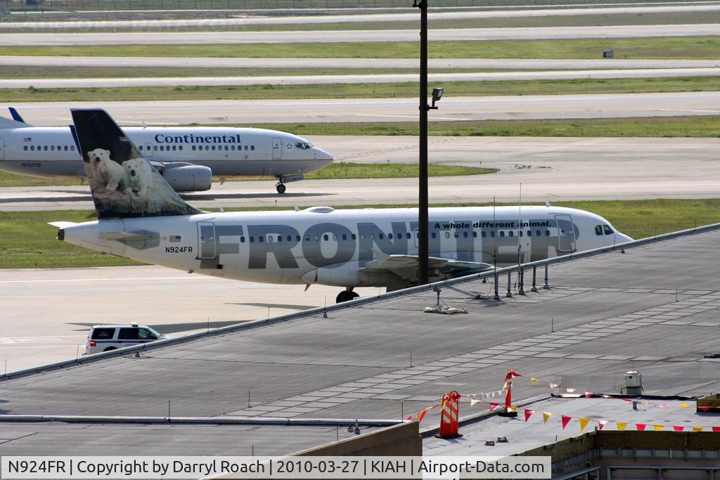 N924FR, 2003 Airbus A319-111 C/N 2030, A COA passes the FFT parked at the gate.