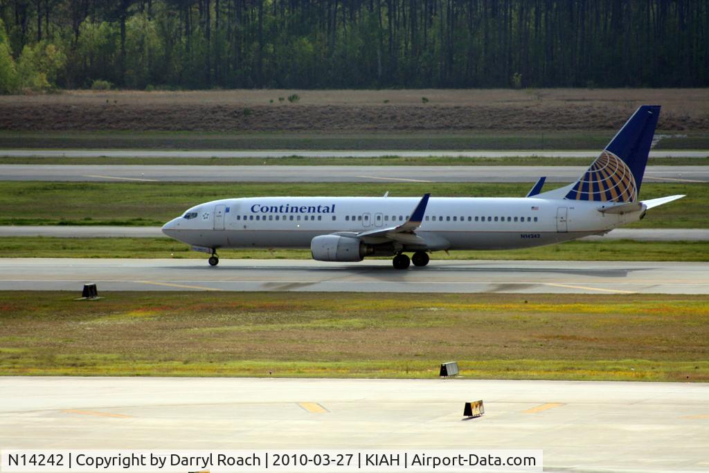 N14242, 1999 Boeing 737-824 C/N 28805, B738 departs 15L.